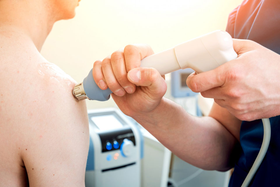 Kalcifikat u ramenu: Uzrok boli i učinkovito liječenje bez operacije