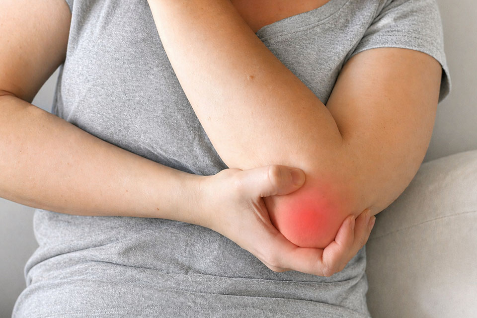 Teniski lakat (Lateralni epikondilitis): Uzrok boli u laktu i učinkovito liječenje bez operacije